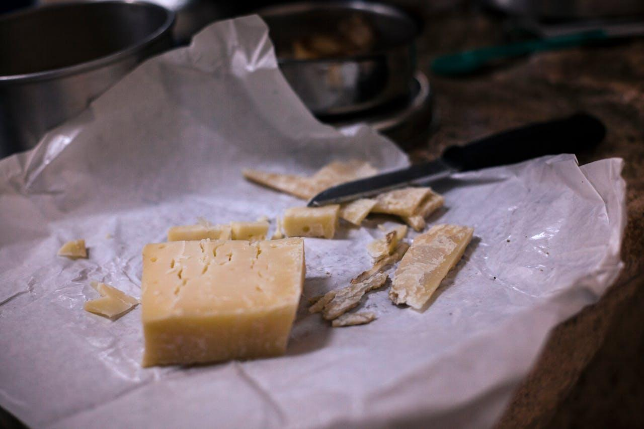 Comment choisir le meilleur fromage à raclette de montagne pour vos soirées hivernales